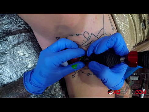 ❤️ Extreem getatoeëerde hottie Sully Savage kreeg een tatoeage op haar clitoris Quality sex at nl.pornplaybb.ru ❌❤